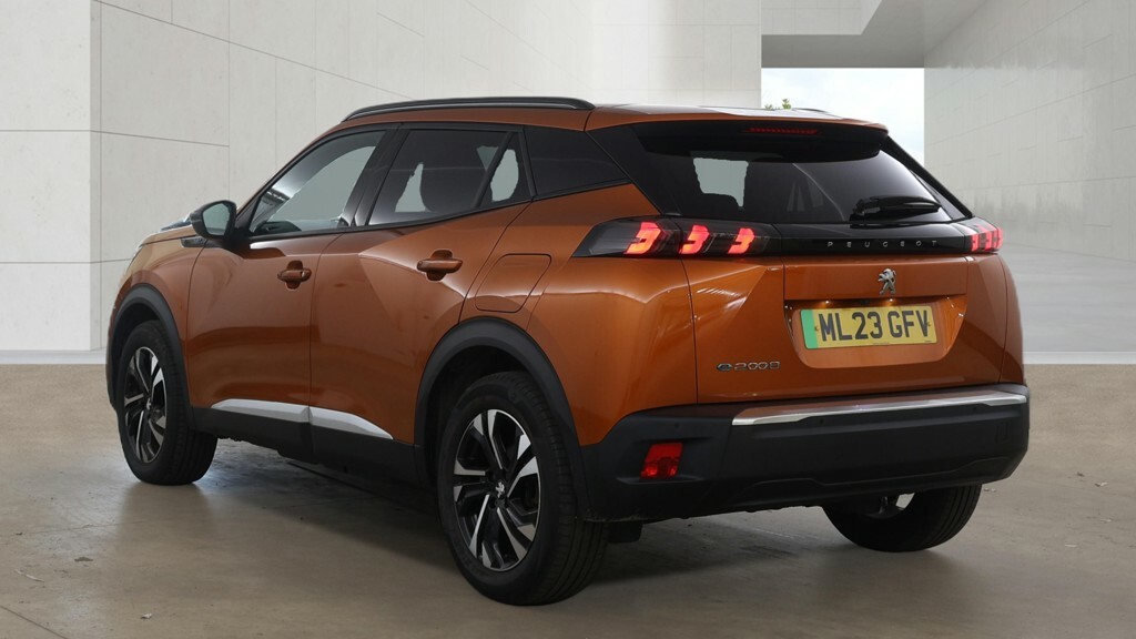 Peugeot e-2008 100Kw Allure Premium 50Kwh Orange #3