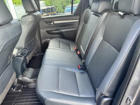 Toyota HILUX Invincible X Dcab Pick Up 2.8 D-4d Brown #19