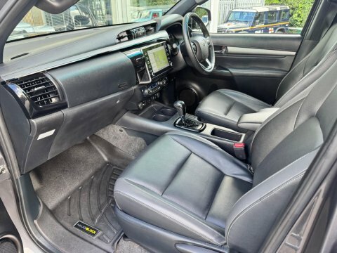 Toyota HILUX Invincible X Dcab Pick Up 2.8 D-4d Brown #18