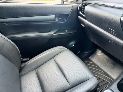 Toyota HILUX Invincible X Dcab Pick Up 2.8 D-4d Brown #26