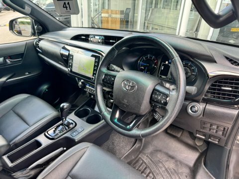 Toyota HILUX Invincible X Dcab Pick Up 2.8 D-4d Brown #22