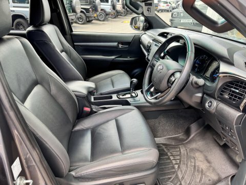 Toyota HILUX Invincible X Dcab Pick Up 2.8 D-4d Brown #23