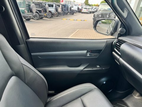 Toyota HILUX Invincible X Dcab Pick Up 2.8 D-4d Brown #25
