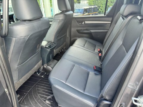 Toyota HILUX Invincible X Dcab Pick Up 2.8 D-4d Brown #31