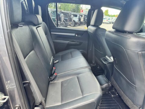 Toyota HILUX Invincible X Dcab Pick Up 2.8 D-4d Brown #29