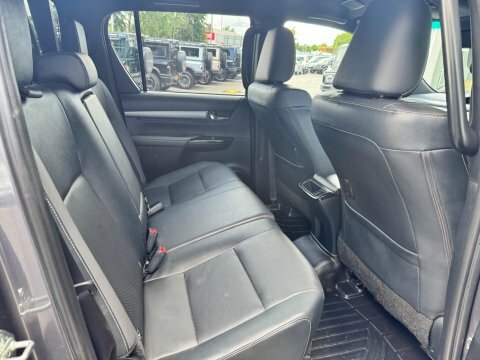 Toyota HILUX Invincible X Dcab Pick Up 2.8 D-4d Brown #30