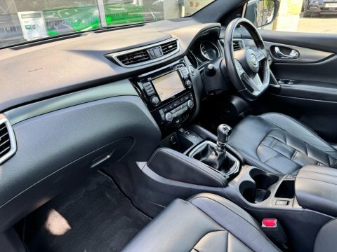 Nissan Qashqai 1.3 Dig-t Visia Hatchback Red #9
