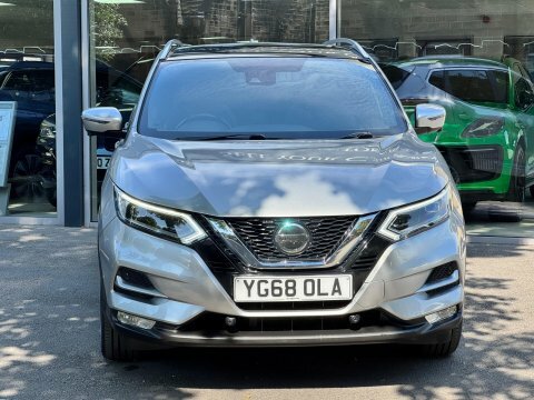 Nissan Qashqai 1.3 Dig-t Visia Hatchback Red #2