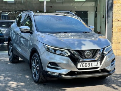 Nissan Qashqai 1.3 Dig-t Visia Hatchback Red #1