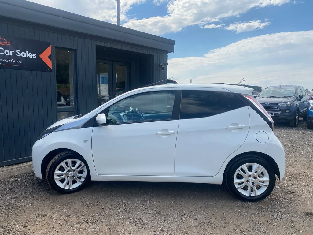 Toyota Aygo Hatchback 1.0 Vvt-i X-pure Hatchback Ma FD16XYG White #2