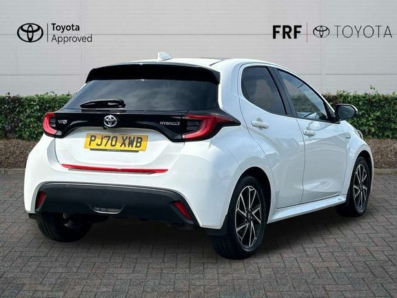 Toyota Yaris Design 1.5 Hybrid Pan Roof White #2