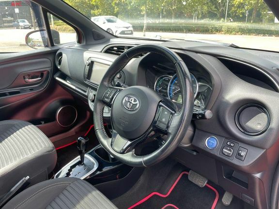 Toyota Yaris 1.33 Icon 5-Dr Red #14