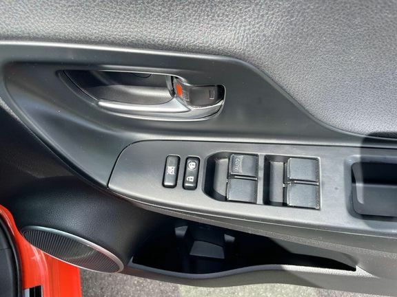 Toyota Yaris 1.33 Icon 5-Dr Red #38