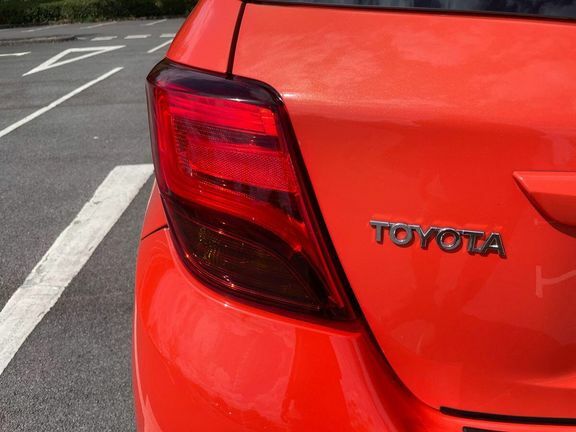 Toyota Yaris 1.33 Icon 5-Dr Red #32