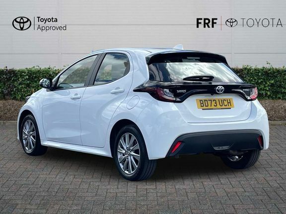 Toyota Yaris Icon White #4