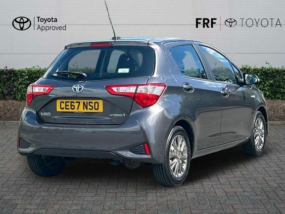 Toyota Yaris Hatchback 1.3 Dual Vvt-i Icon 2017 Red #2