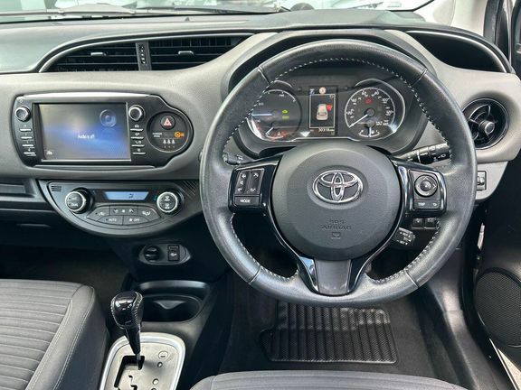 Toyota Yaris Hatchback 1.3 Dual Vvt-i Icon 2017 Red #9