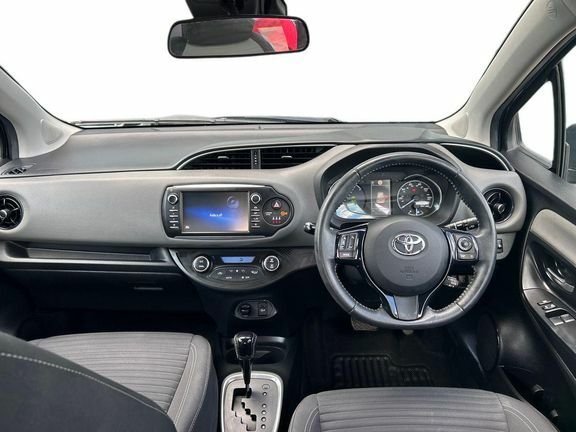 Toyota Yaris Hatchback 1.3 Dual Vvt-i Icon 2017 Red #6