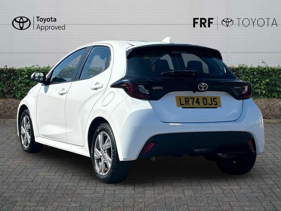 Toyota Yaris Icon White #4
