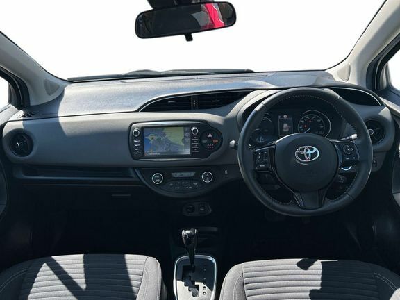 Toyota Yaris Icon Tech 1.5 Hybrid White #6