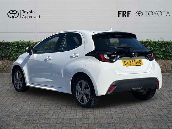 Toyota Yaris Icon White #4