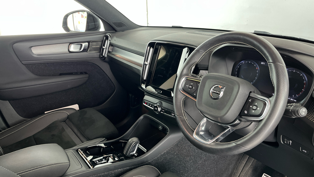 Volvo XC40 R-design, T3 Black #4