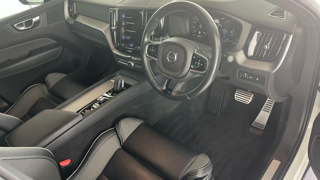 Volvo XC60 Recharge R-design, T6 Awd Plug-in Hybrid White #4