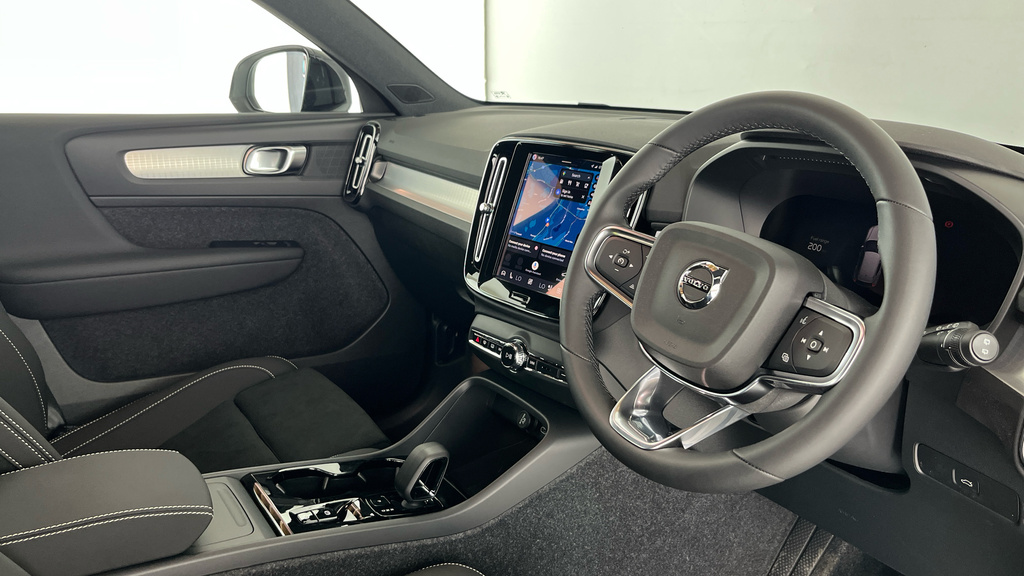 Volvo XC40 Plus, B3 Mild Hybrid, Dark White #4