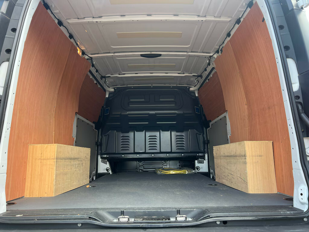 Mercedes-Benz eVito 85Kw 66Kwh Progressive Van White #7