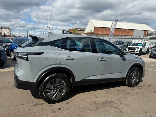 Nissan Qashqai 1.3 Dig-t Mhev Acenta Premium Suv Hybri Grey #3