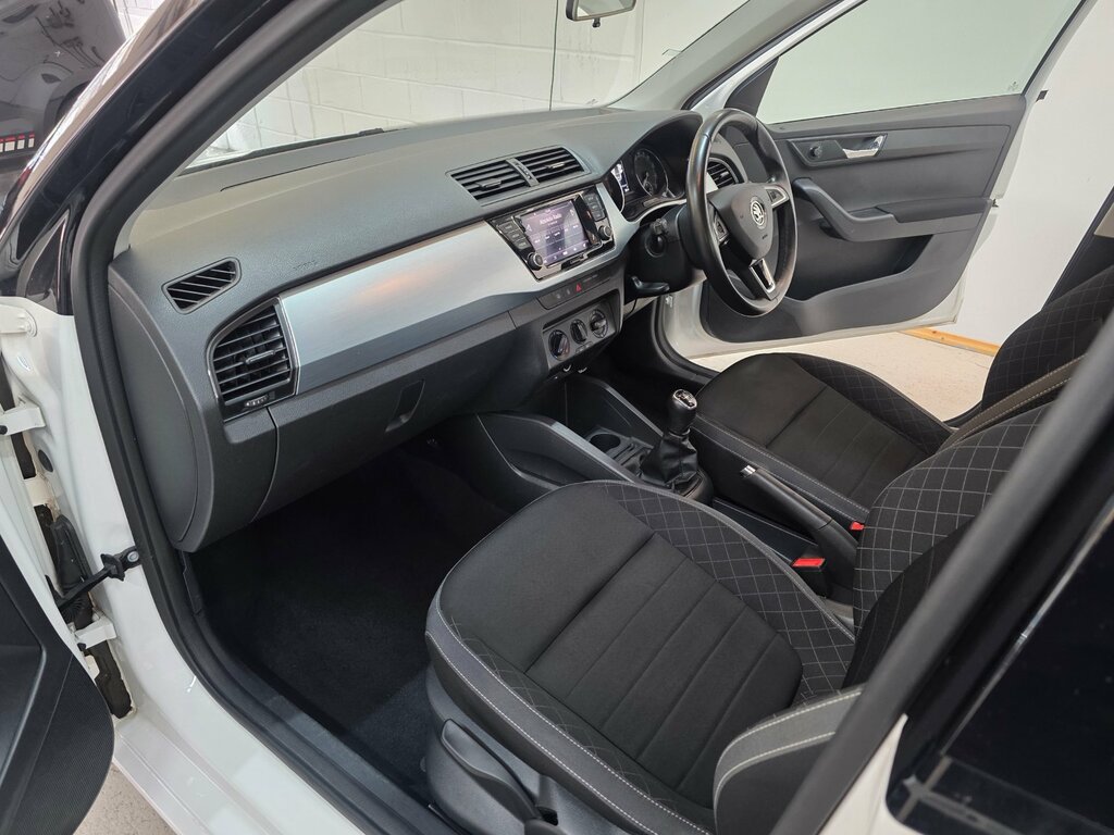 Skoda Fabia 1.0 Tsi Colour Edition Hatchback White #4