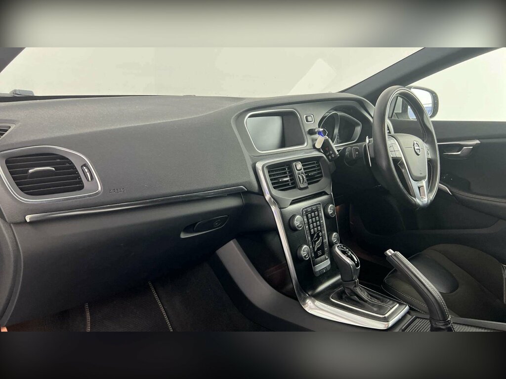Volvo V40 1.5 T3 R-design Nav Plus Hatchback BV67HRG White #4