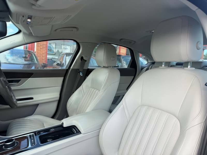 Jaguar XF 2.0D 180 Portfolio Awd Silver #4