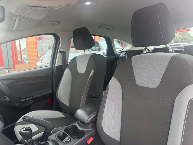 Ford Focus 1.6 125 Zetec - 1 Former Keeper - 2011 11 Red #4