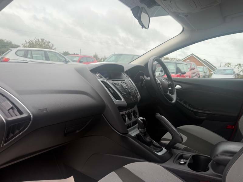 Ford Focus 1.6 125 Zetec - 1 Former Keeper - 2011 11 Red #3