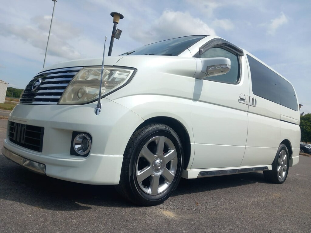 Nissan Elgrand 3.5 Rock N Roll Bed White
