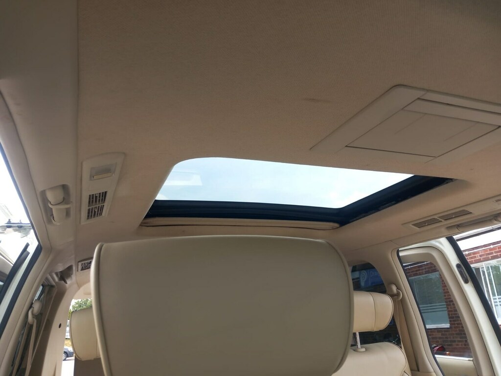 Nissan Elgrand 3.5 Rock N Roll Bed White #5