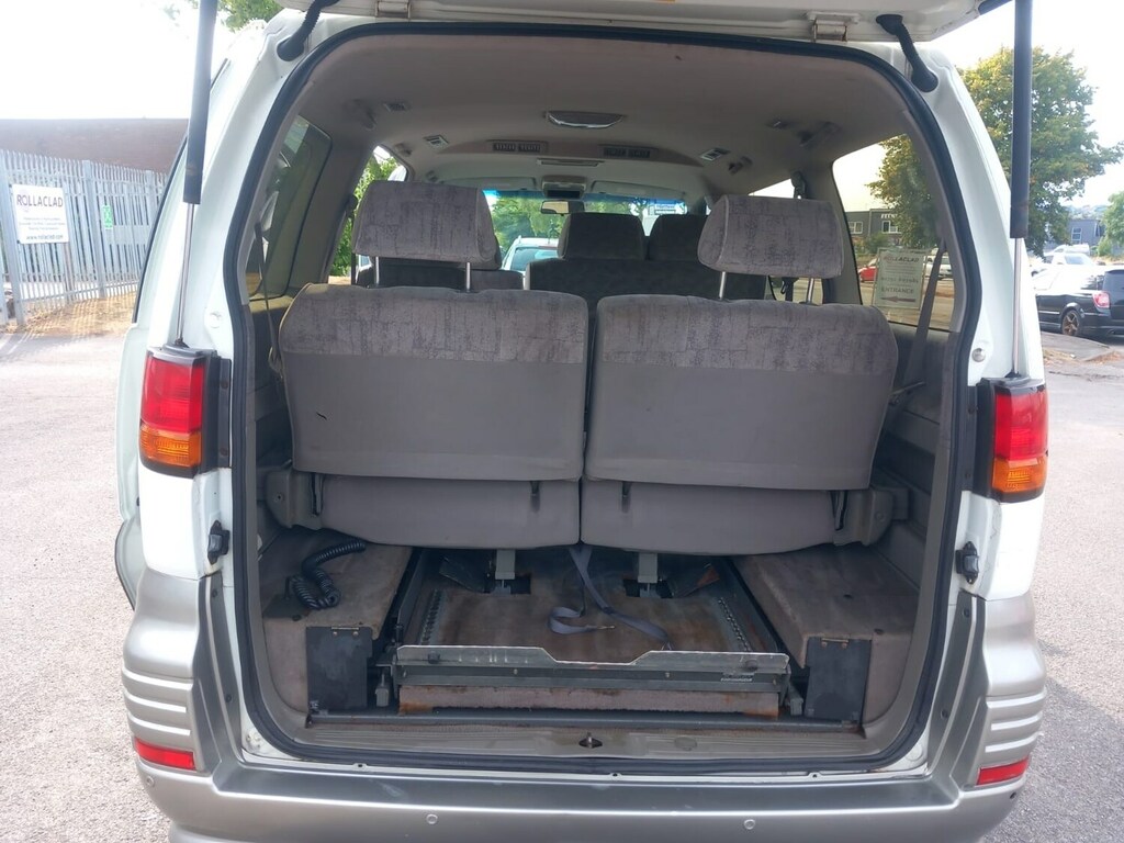 Nissan Elgrand 3.5 4X4 Disabled Rear Lift Ramp Mobi White #4