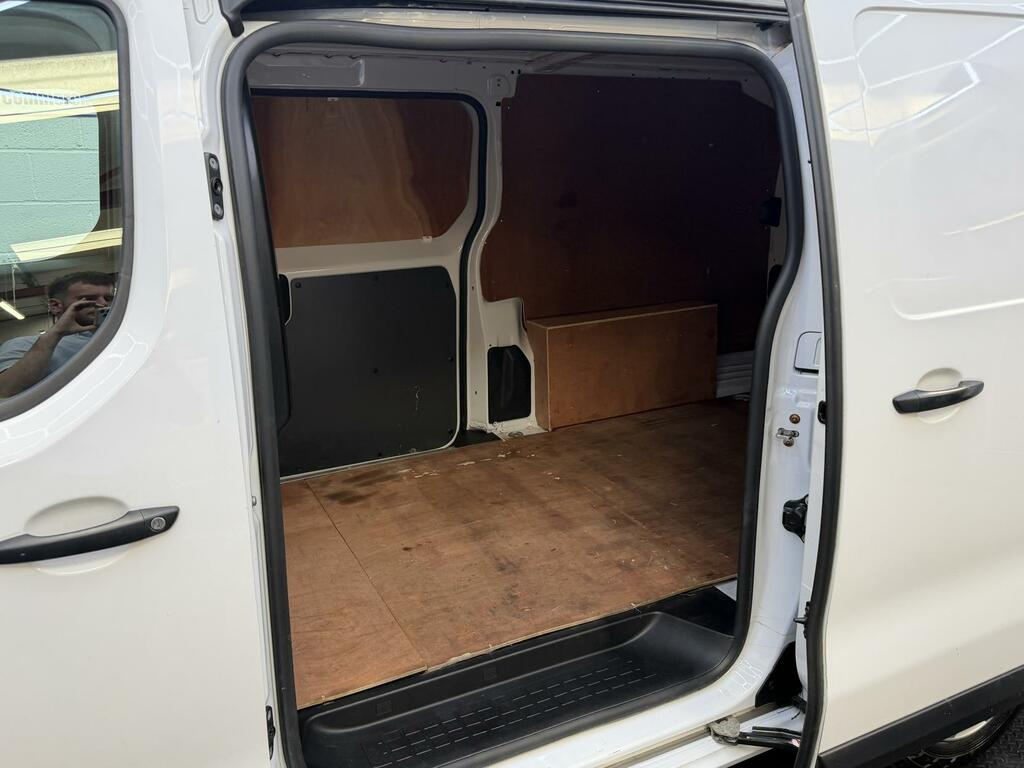 Vauxhall Vivaro Dynamic White #4