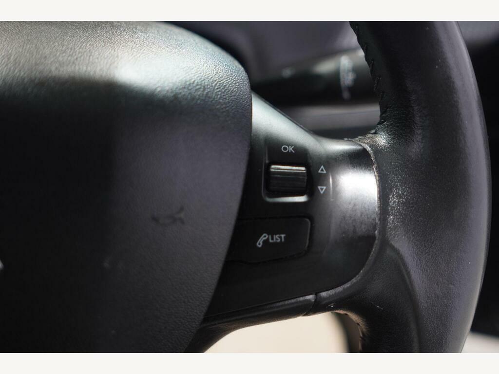 Peugeot 208 1.2L Puretech 82 5-Speed White #17