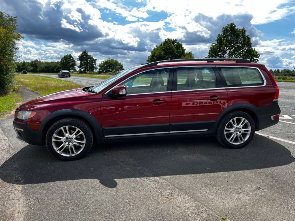 Volvo XC70 Estate D5 Se Lux Awd 201414 Red #5