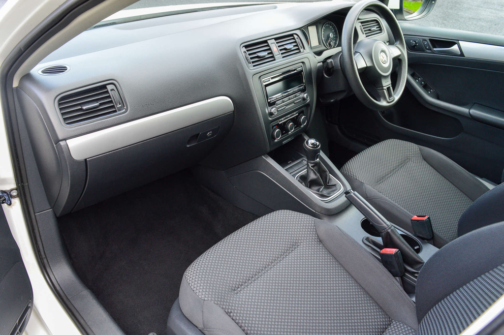 Volkswagen Jetta 2.0 Tdi Sport Euro 5 Black #9