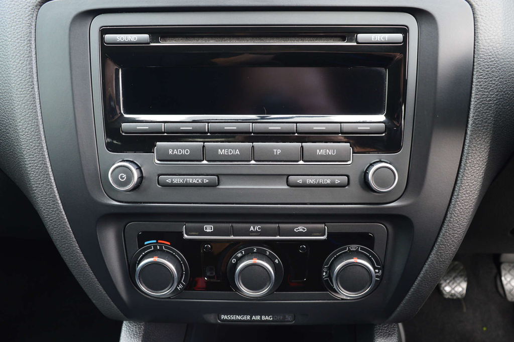 Volkswagen Jetta 2.0 Tdi Sport Euro 5 Black #15