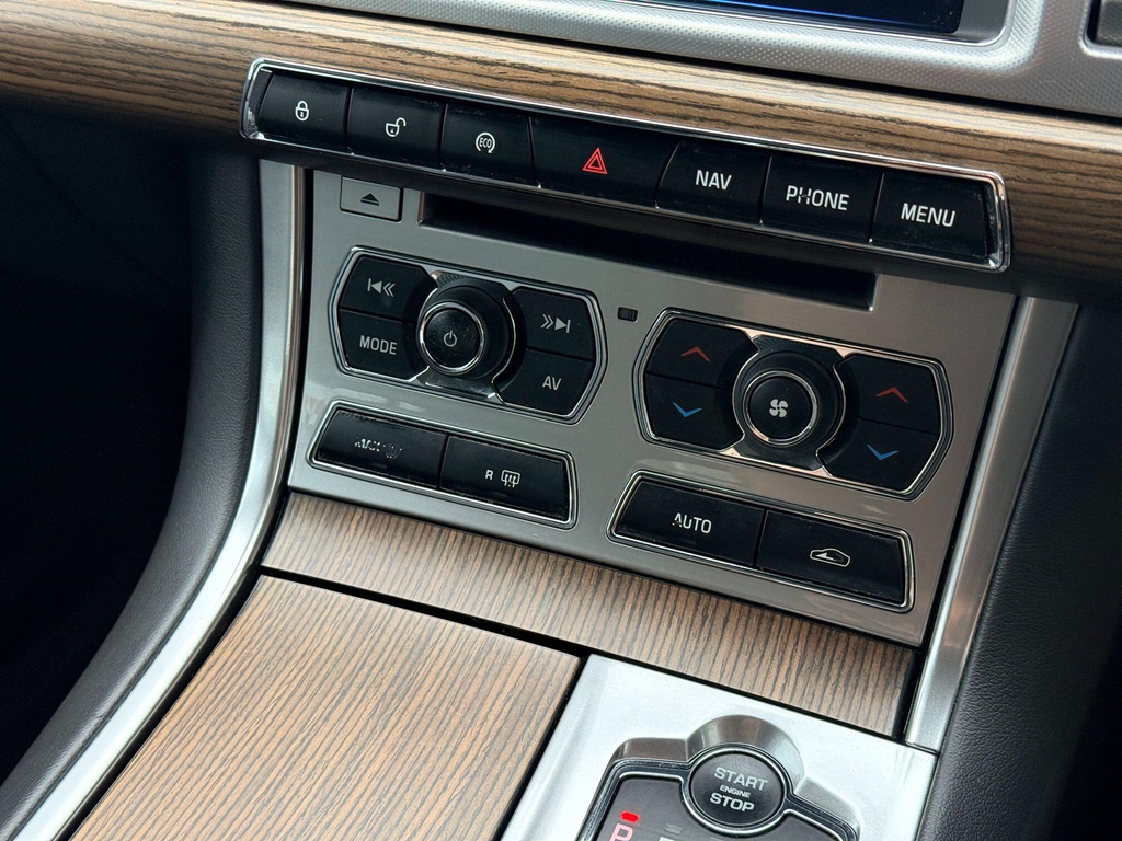 Jaguar XF 2.2Td Luxury Sportbrake Estate  #33