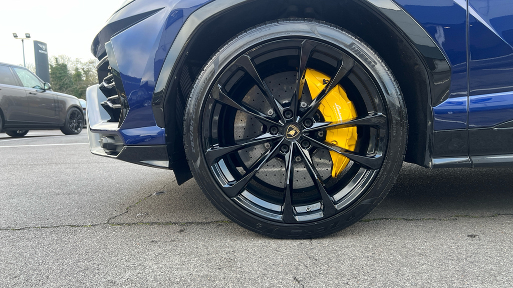 Lamborghini Urus V8 Black #9