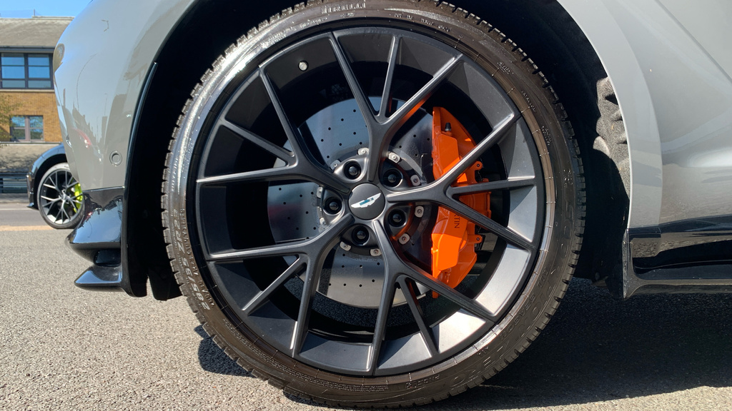 Aston Martin DBX 4.0L V8 707 25My Grey #4