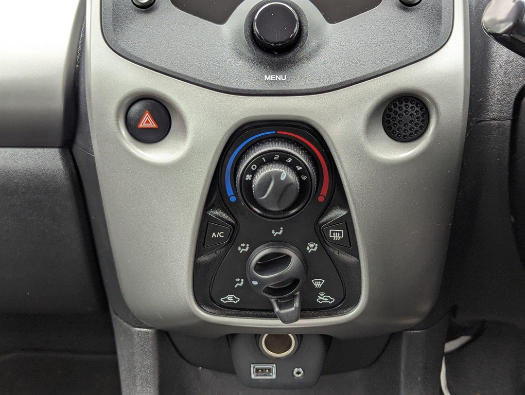 Toyota Aygo 1.0 Vvt-i X-play X-shift 69 Bhp Red #14