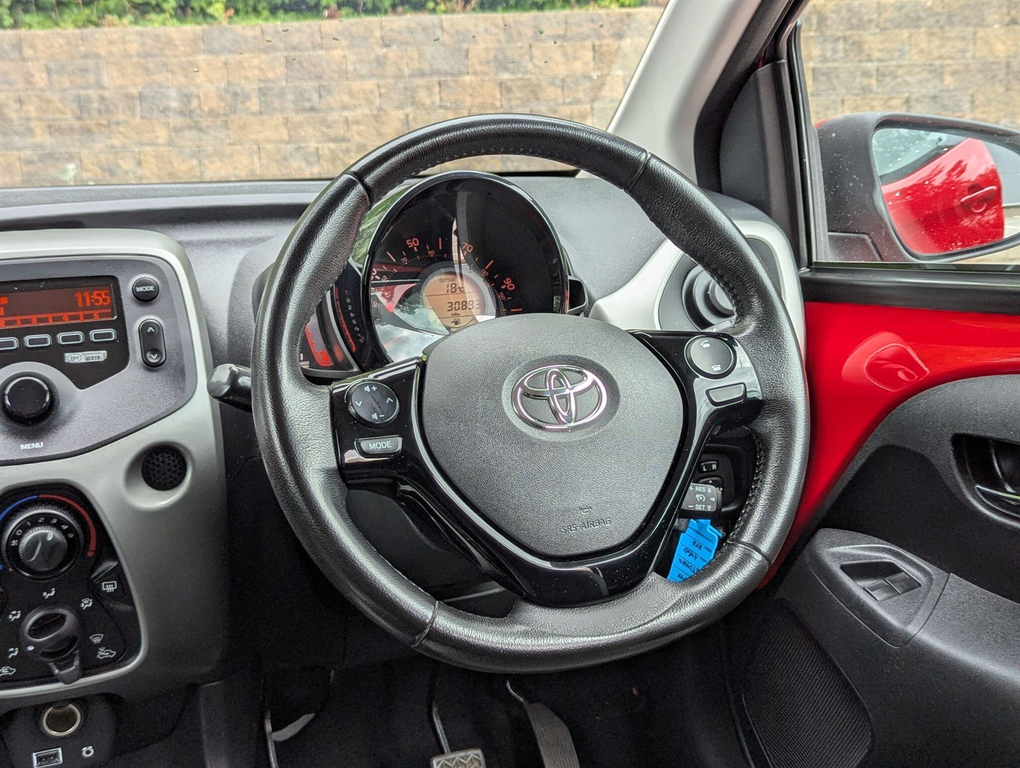 Toyota Aygo 1.0 Vvt-i X-play X-shift 69 Bhp Red #12