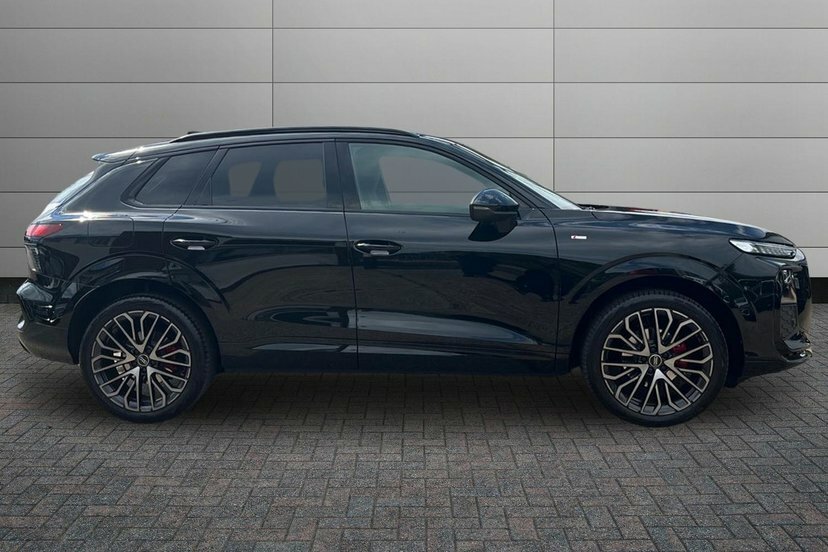 Audi Q3 1.5 Tfsi Edition 1 Suv S Tronic 150 Ps EK26HKX Black #4