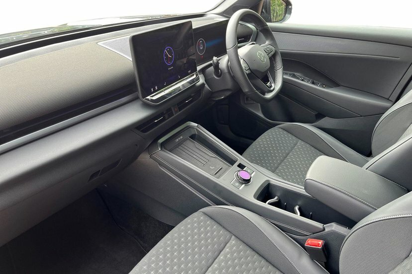 Volkswagen T-Roc 1.5 Etsi Mhev R-line Suv Hybrid Dsg 15 MV26FNG Black #2